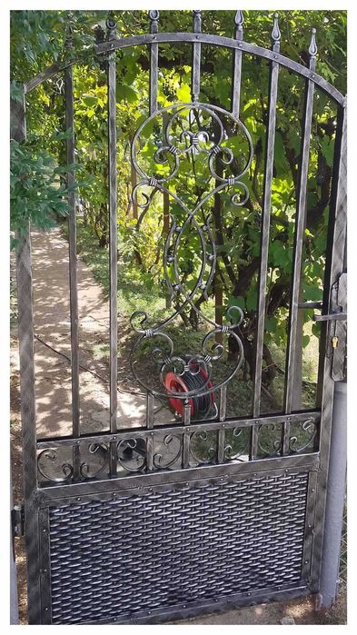 Врати, парапети и други изделия от желязо