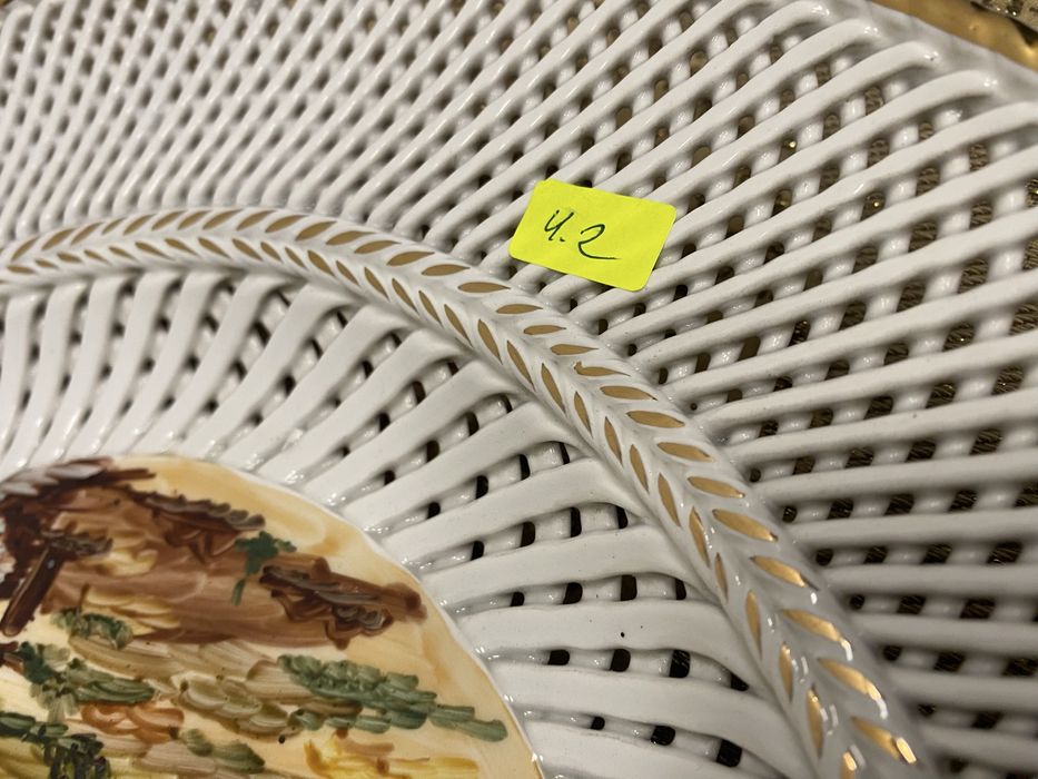 Порцеланово пано за стена с дупки