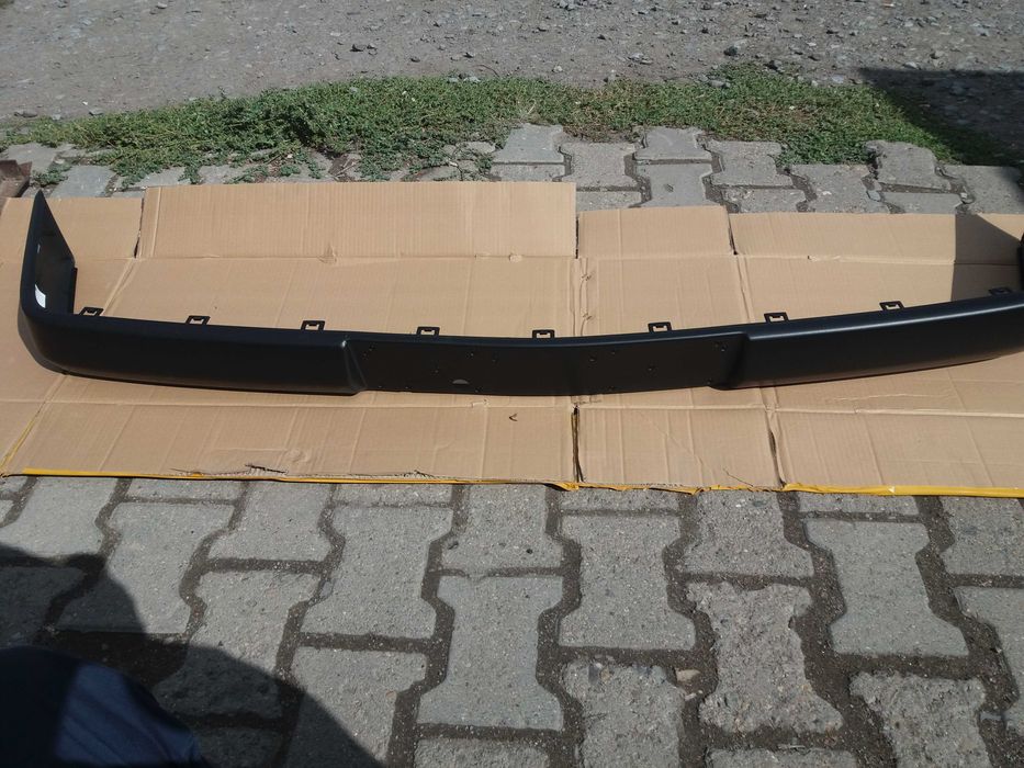 Бампер накладка центральная Mersedes W 124 TAIWAN