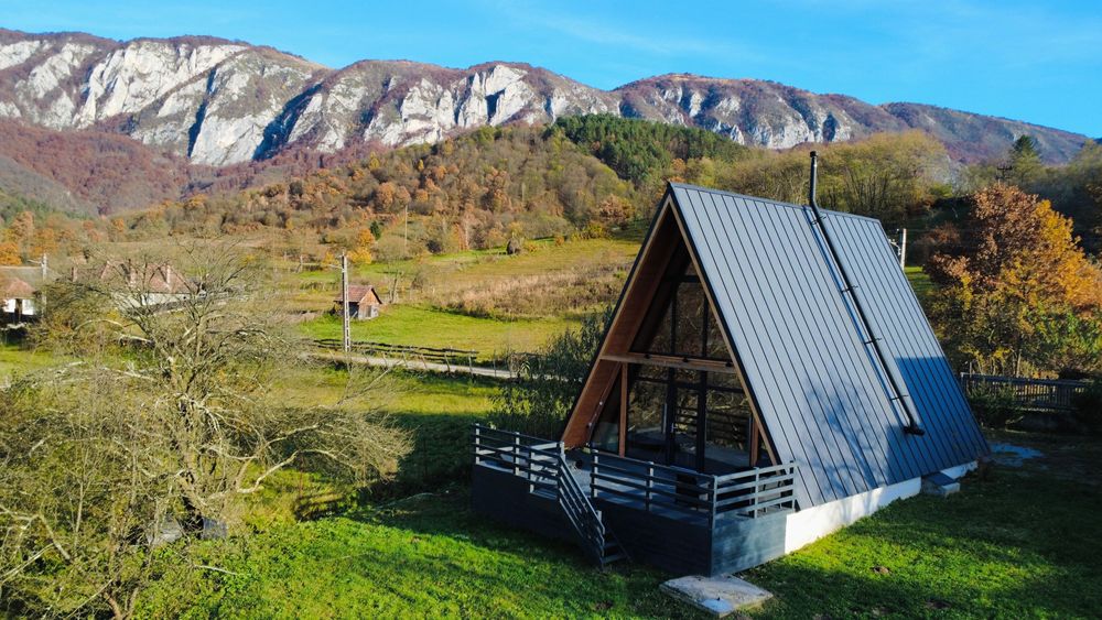 Închiriez cabană A frame cu ciubăr
