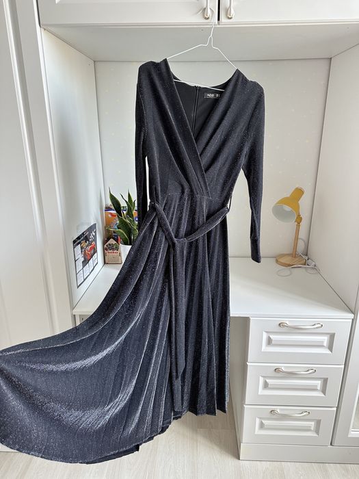 Продам платье размер 44-46 размер, одевала 1 раз.