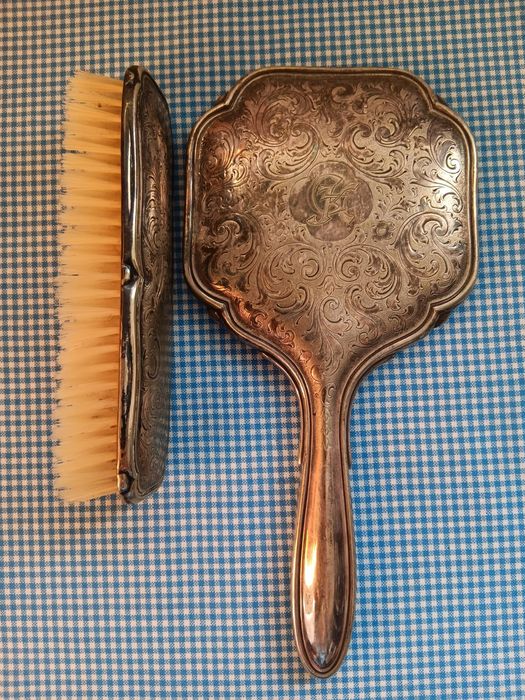 Oglinda și perie veche Alpaka Alpaca argintate, cu blazon, de colectie