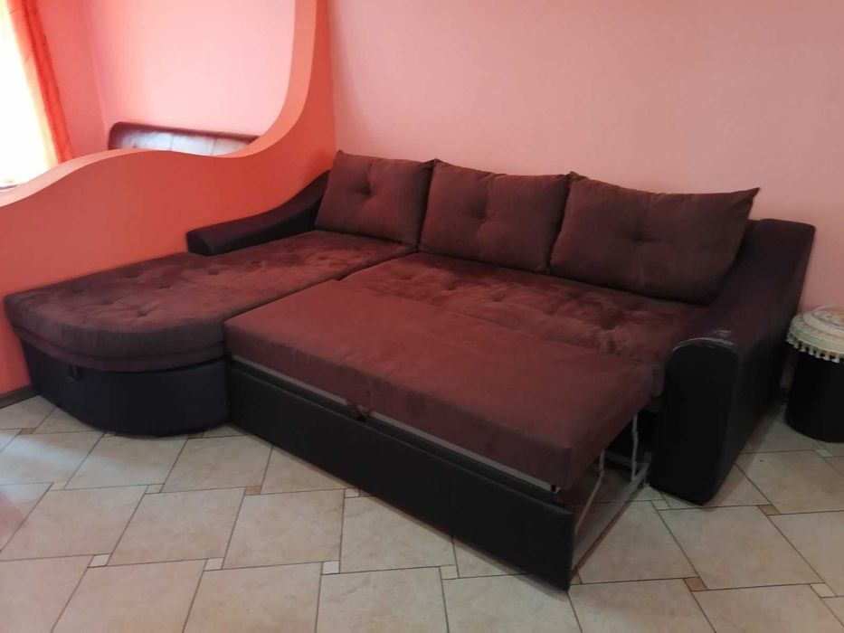 Разтегателен диван с лежанка