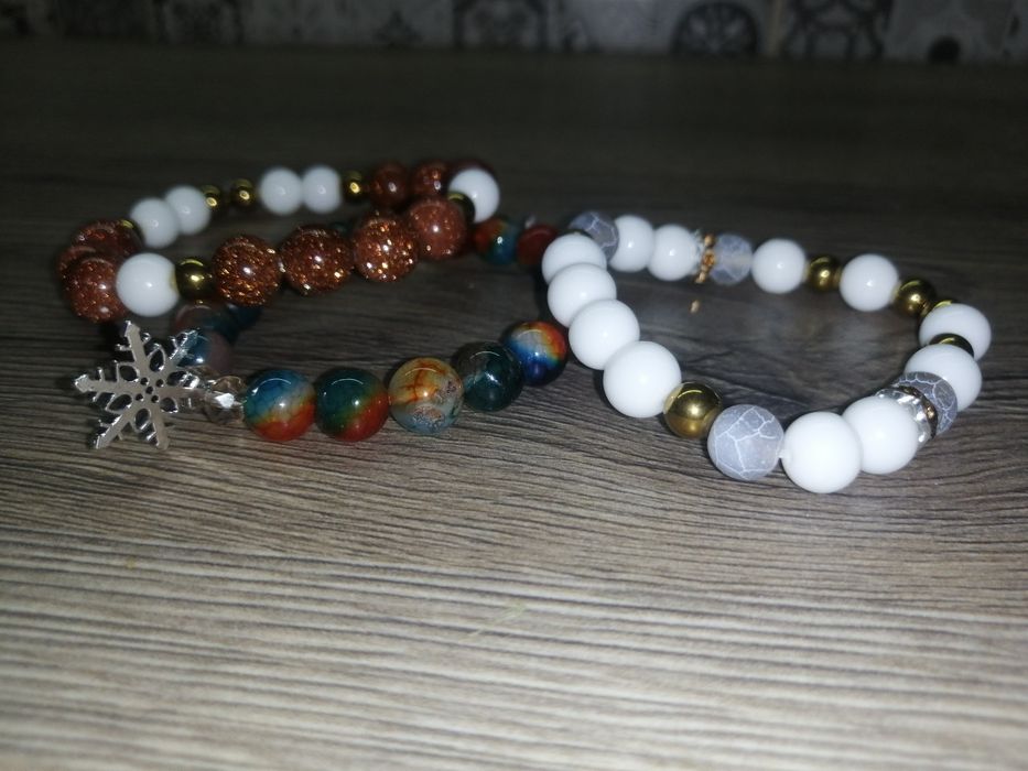 Гривни от естествени камъни