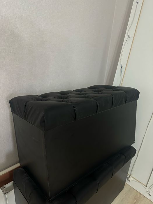 Продаются кожаные пуфики.