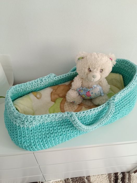 Плетен кош за бебе