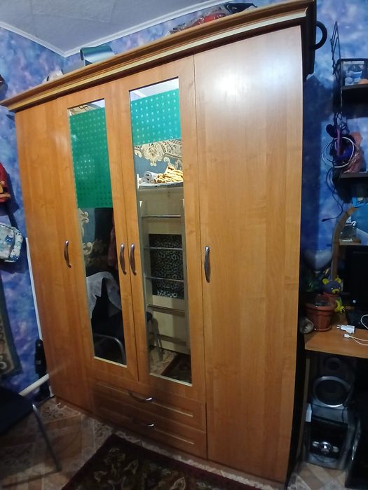 Двухярусная кровать. Шкаф.