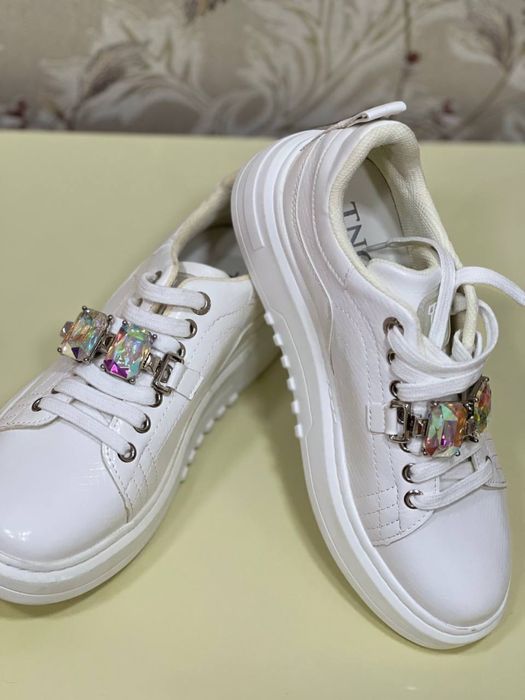 новый кроссовки. производство Турция