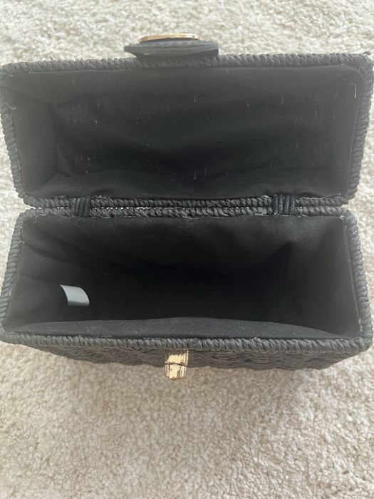 Ратанова чанта със златисти детайли