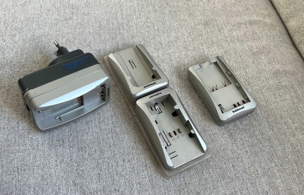 Incarcator universal Hahnel Ultima cu adaptoare pent camere foto video