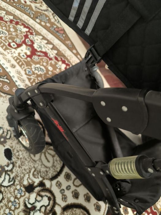 Коляска черная мощная