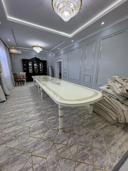 Стол белый с ножками