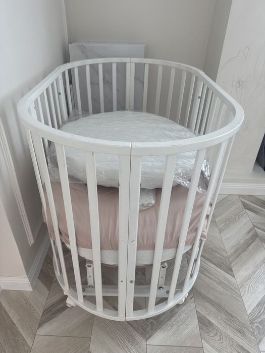 Детская круглая кроватка 3 в 1, почти новая, с матрасом