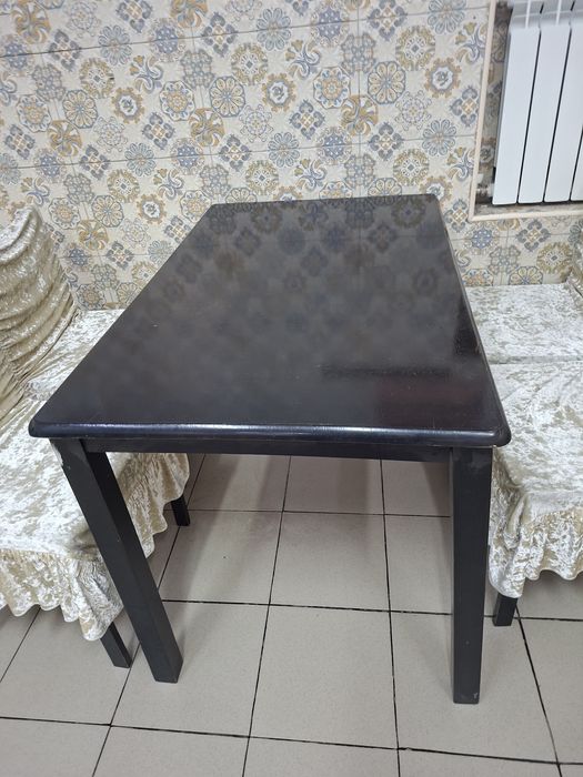 Продаётся стол и стулья.