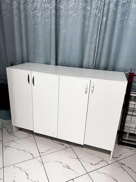 Шкаф с полочками