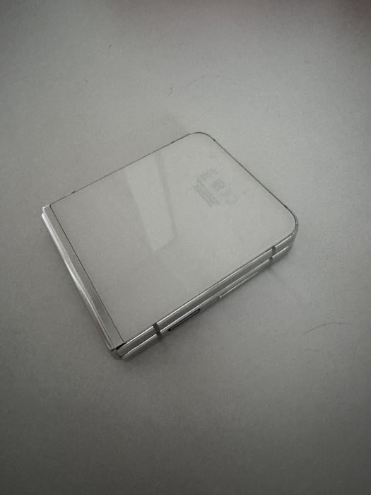 Samsung z flip 5 256GB цвят крем