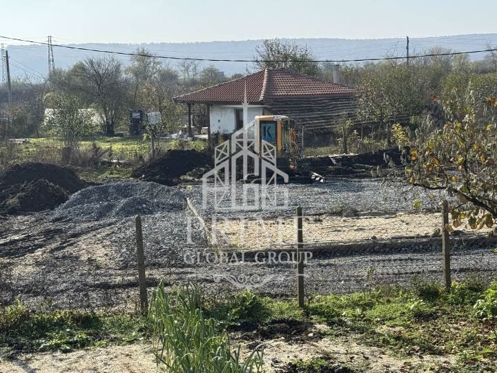 Равен парцел с готов фундамент в с. Тръстиково на 20 км от гр. Бургас.