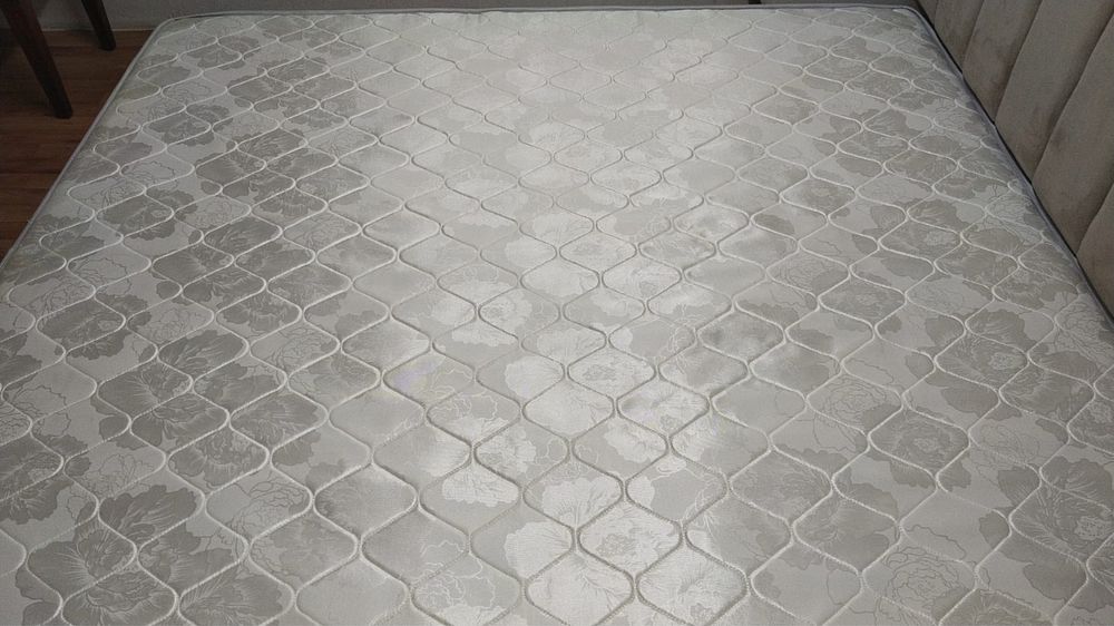 Двуспальная кровать с матрасом