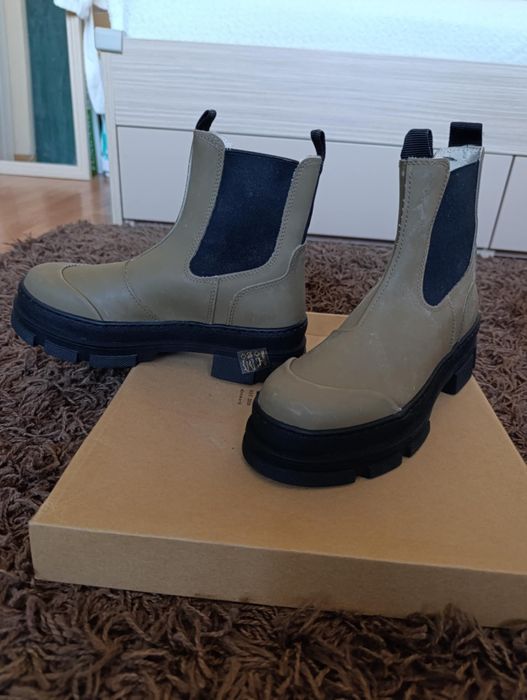 Дамски боти PAVEMENT
Боти от ПАВЕМЕНТ от естествен каучук с ластик о