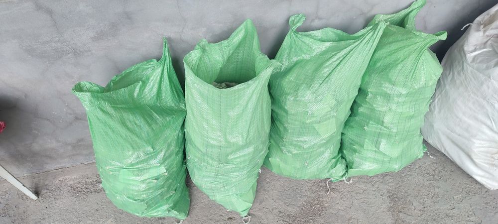 Битые кафеля отдам даром, также есть новые не битые 15х15см.