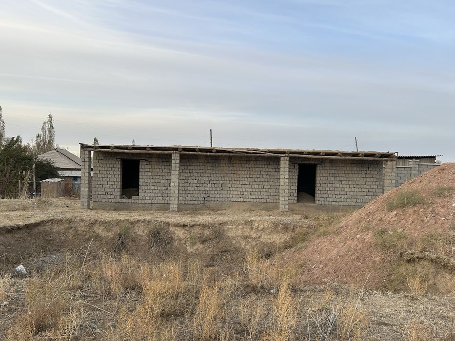 Жер сатылады үйімен, мал қорасымен