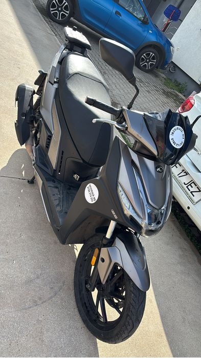 Scuter de inchiriat de  125cc kymco