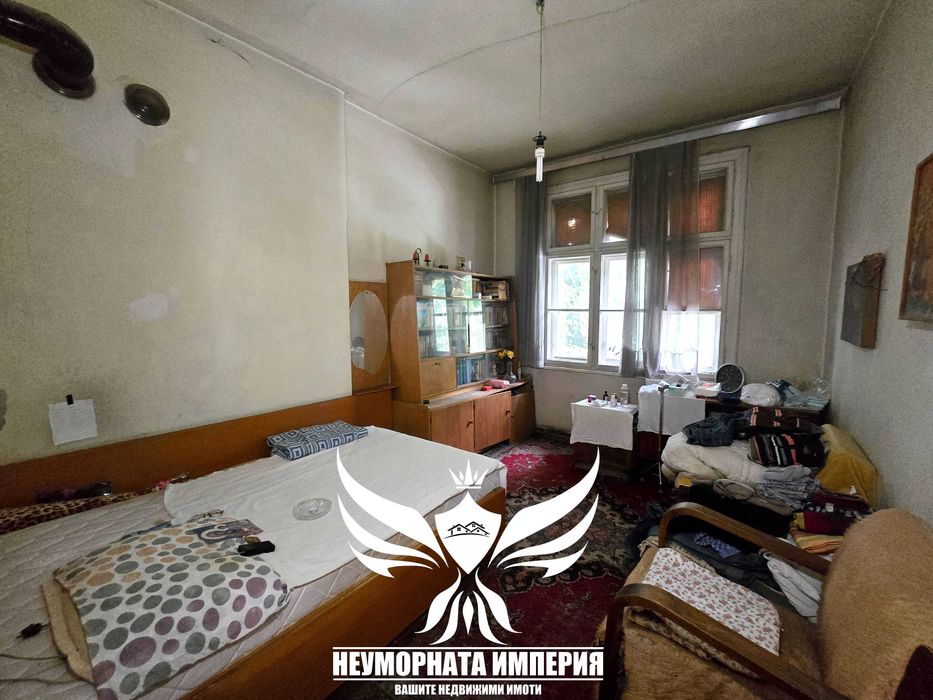 Продавам тристаен апартамент РЗП 172кв.м.на втори етаж с изба и таван в гр.Пловдив, широк център