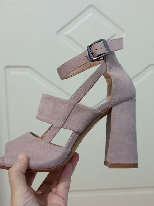 Kabluk poshnali ayollar tuflisi