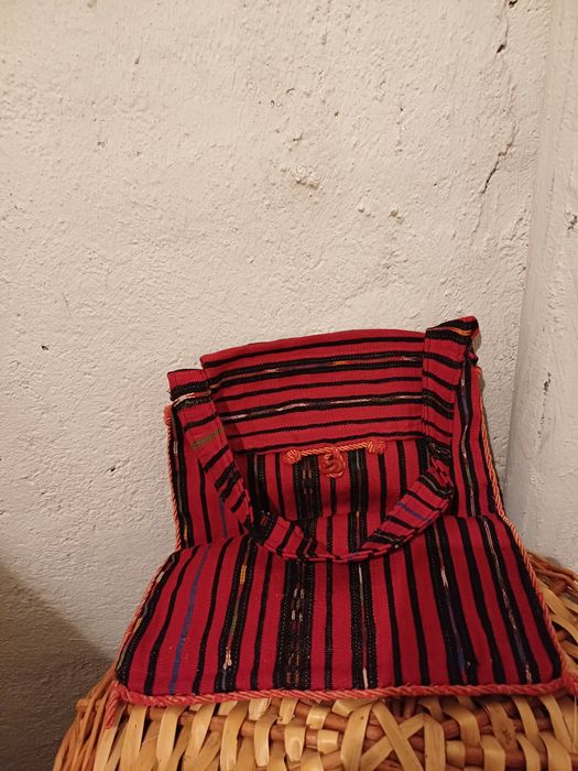 Дамски чанти и ръчно изработени битови торбички.