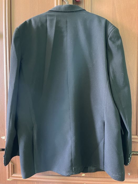 Чиройли костюмлар сотилади.