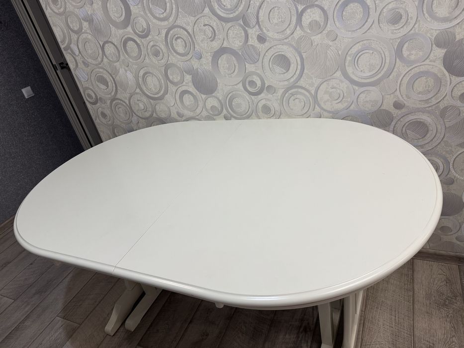 Стол белый для гостинной, размер 310 см