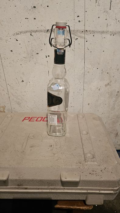 Бутылка с бугельной пробкой