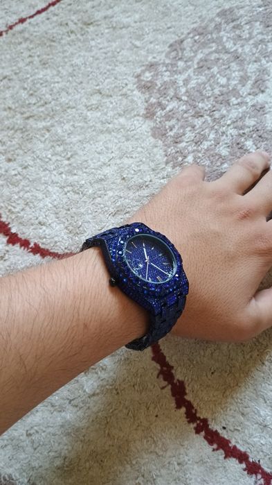 Ceas albastru cu cristale, model premium, stare foarte bună, cu cutie