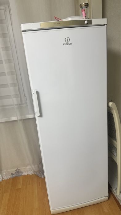 Морозильник высокий INDESIT