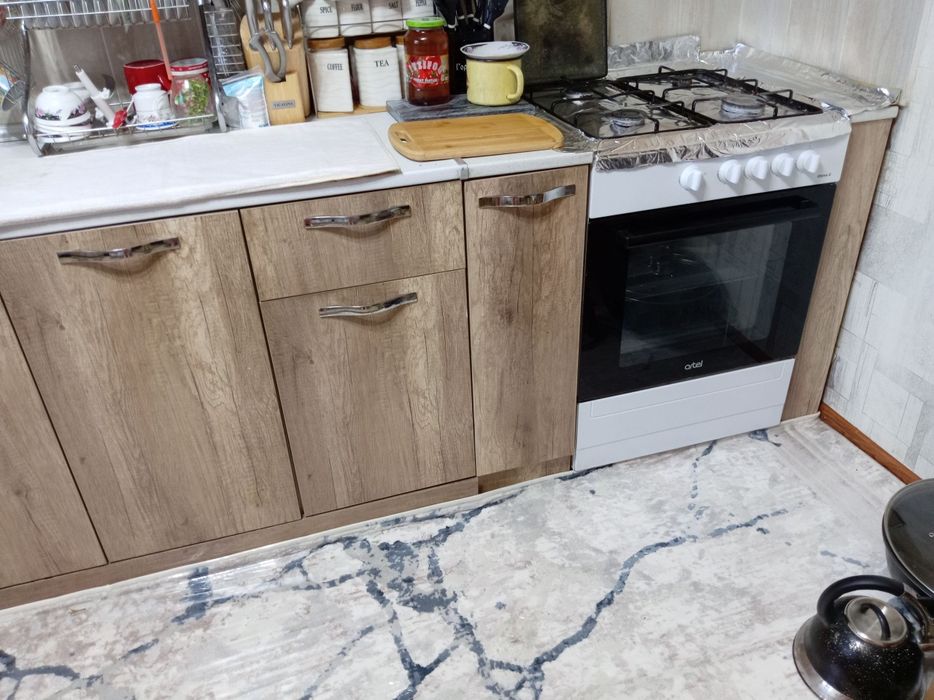 Продаю кухонный набор шкафы,газовая плита,раковина