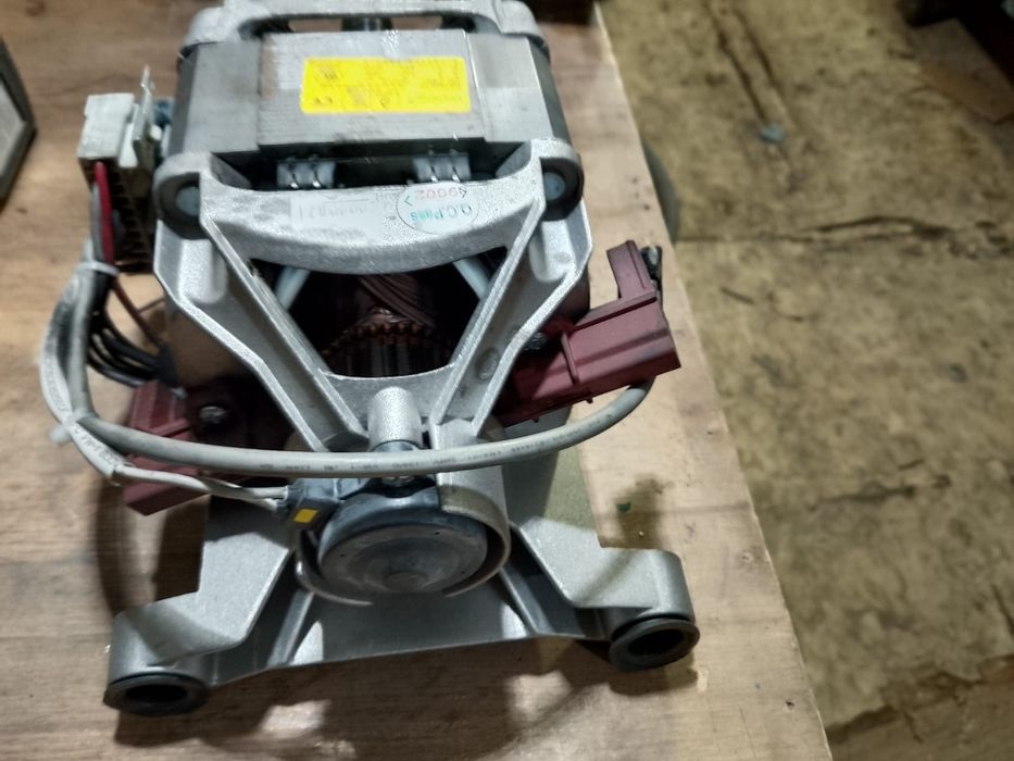 Электродвигатель от стиральной машины.