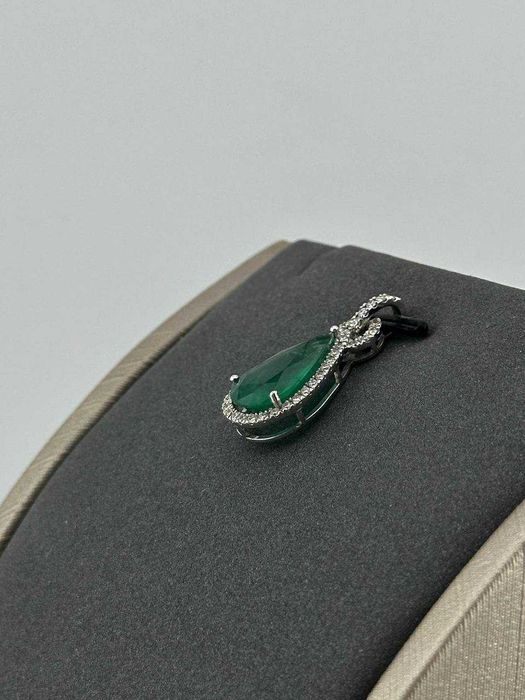 Кулон с изумрудом и бриллиантами