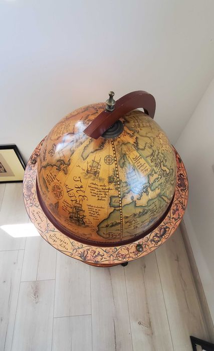 Елегантен глобус-бар