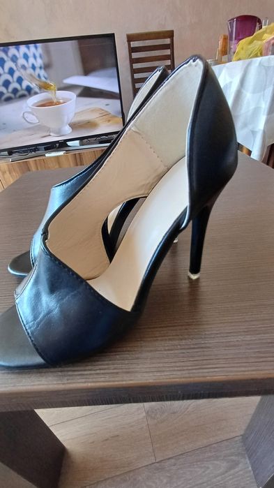 Нови елегантни обувки