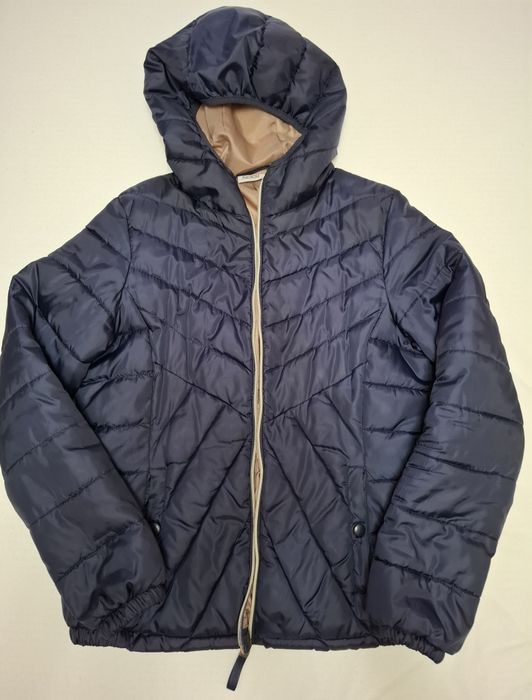Geacă bleumarin mărime 38 cu glugă, este în stare foarte bună.