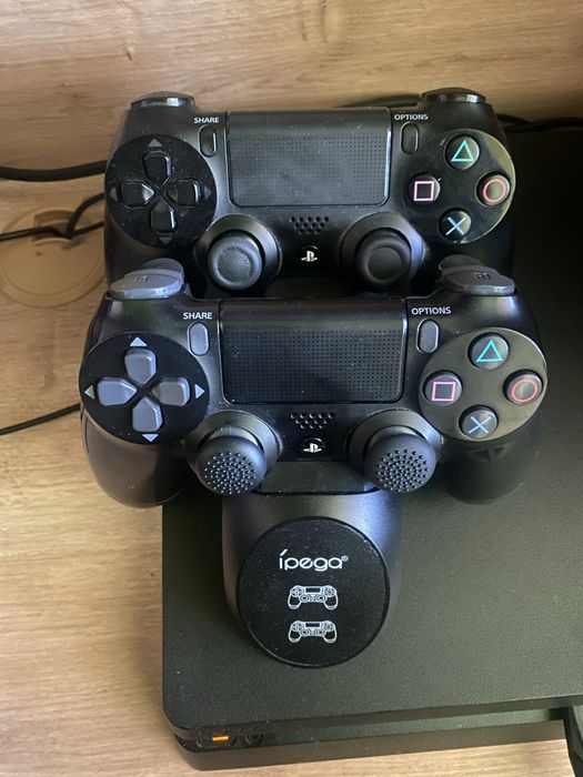 Playstation 4 slim 1tb 2 джойстика зарядна станция и 2 игри