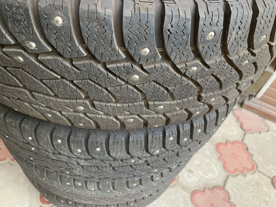 Продам зимние шипованнве шины 235/65/17