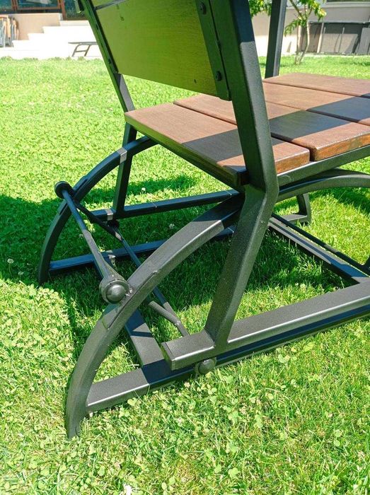 Люлеещ се стол от метал и бук