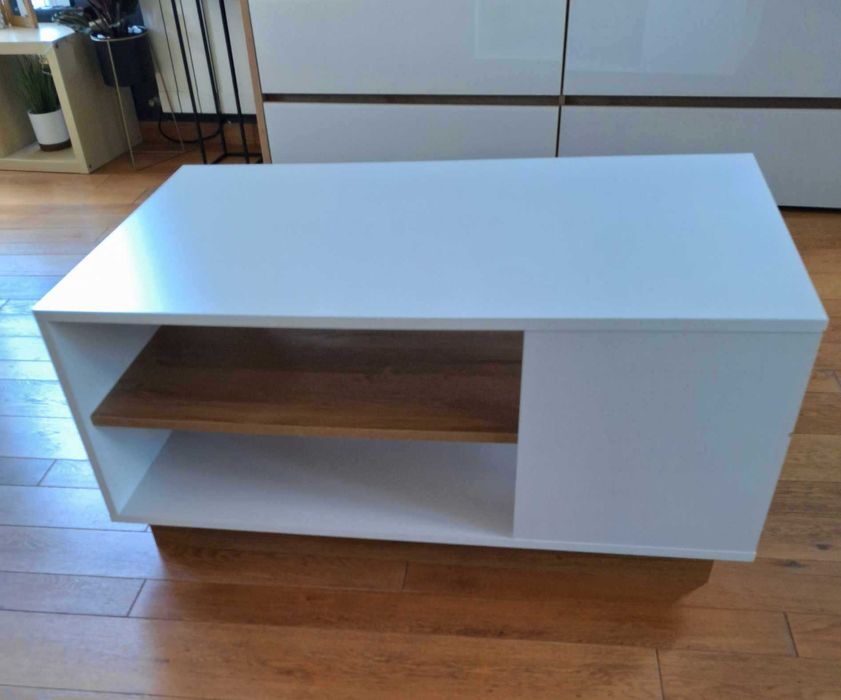 Модерна холна маса в отлично състояние