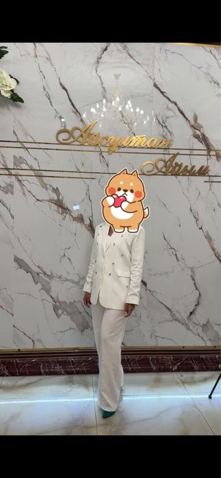 Продам белый брючный костюм