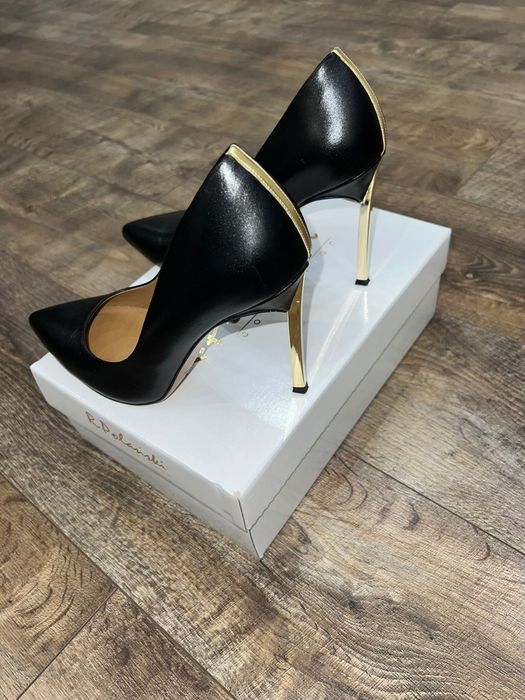 Обувки на висок ток