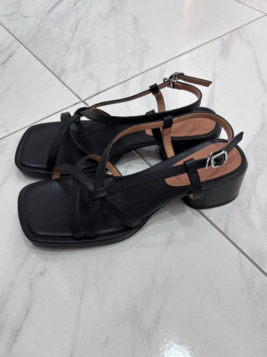 Босоножки кожаные