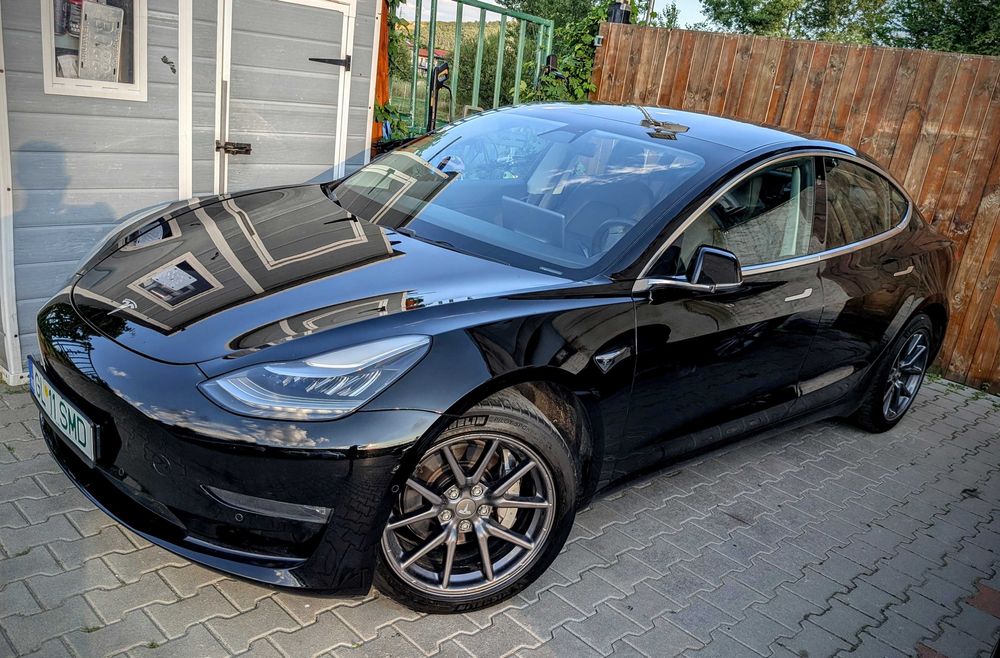 Tesla Model 3 SR+