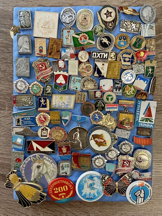 Продавам колекция от медали, значки и паметни знаци