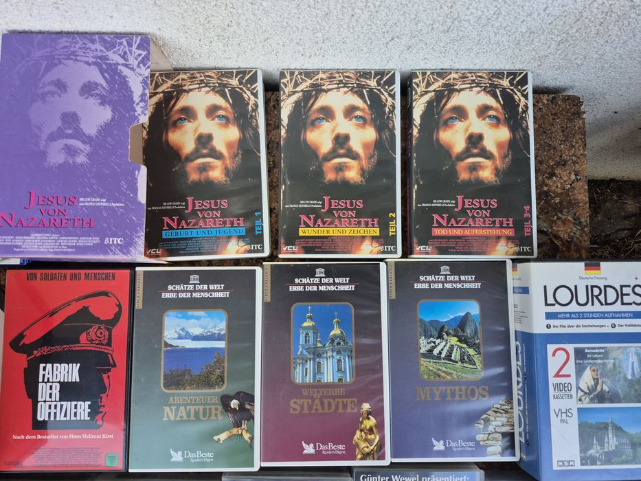 Vând Lot 25 casete video originale filme documentare Hitler,Razboi